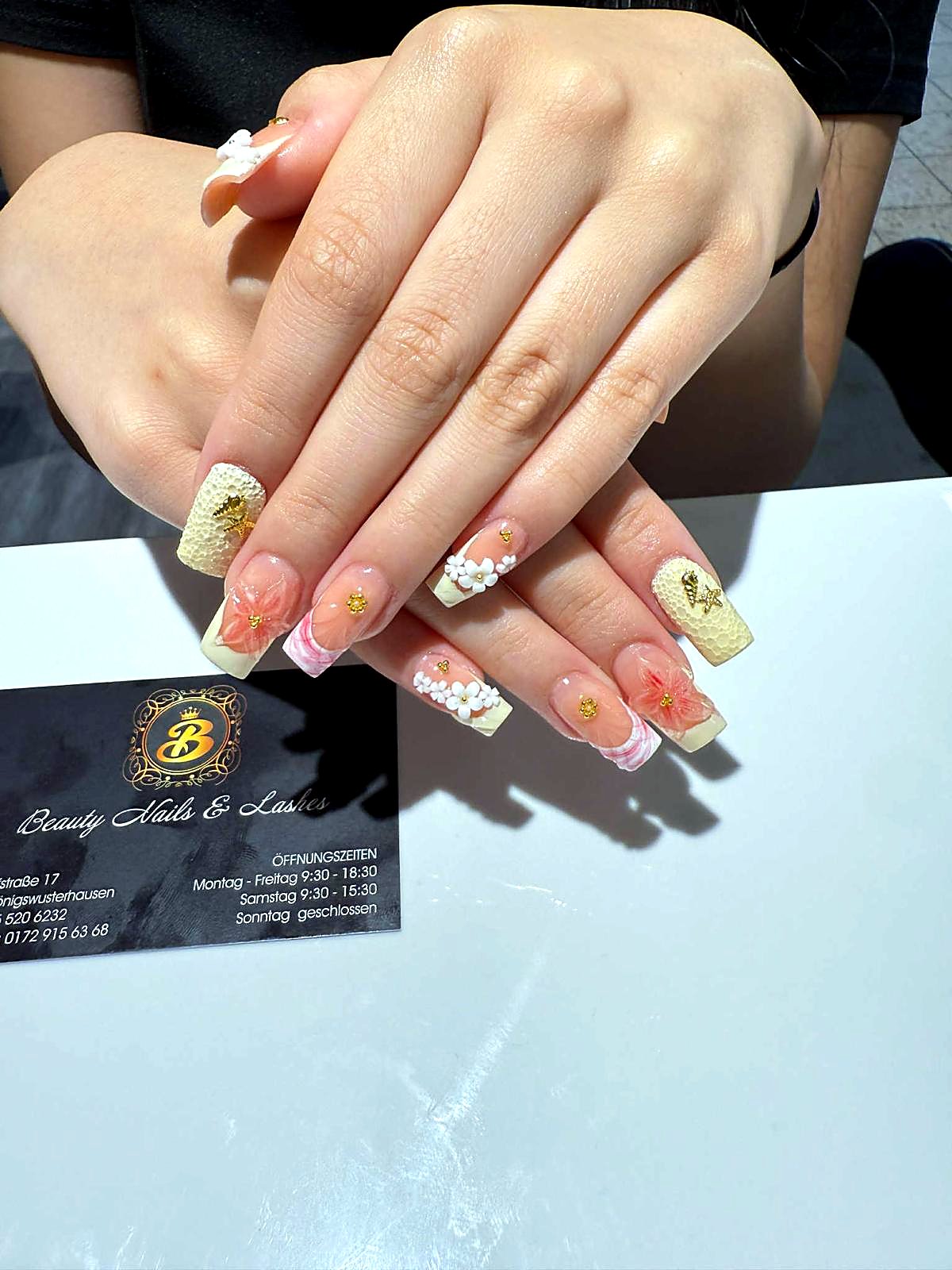 Nail Art mit Strasssteinen